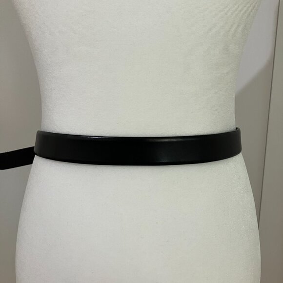 J. Crew Classic Belt in Italian Leather in Black with Gold Buckle Size Small F95 - Picture 4 of 9